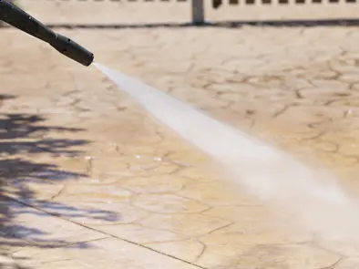 Lavando el hormigón impreso con agua a alta presión.